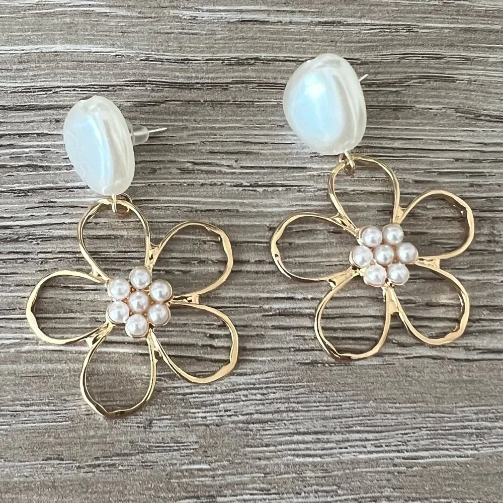 NEW | faux pearl flower dangle earrings